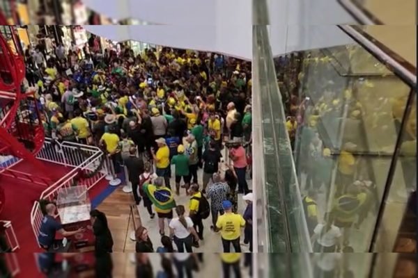 Grupo de pessoas utilizando camisetas verde e amarelo ocupam praça de shopping