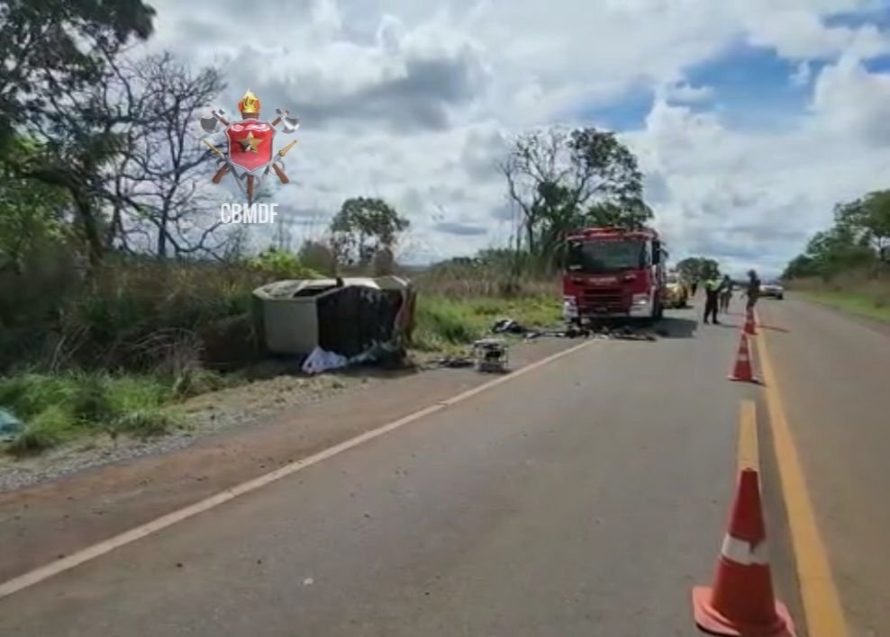 Carro cinza tombado lateralmente em barranco. Viatura do Corpo de Bombeiros Militar do DF (CBMDF). Foto colorida