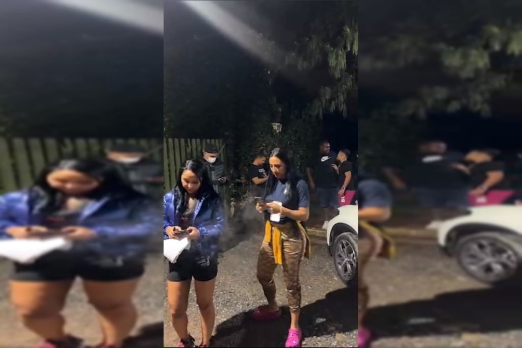 Irmãs de Deolane na frente da porta do estúdio de A Fazenda 14