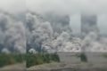 Vulcão entra em erupção na Ilha de Java, na Indonésia