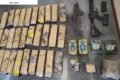 armas e drogas em cima de superfície