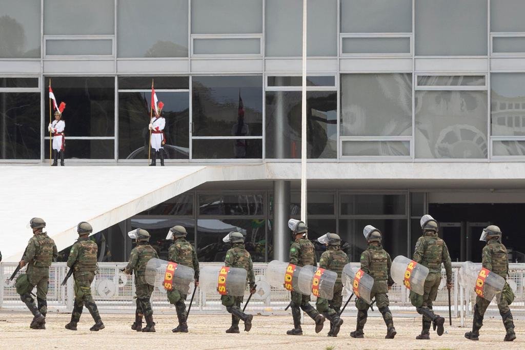 Imagem colorida mostra militares marchando em frente ao Palácio do Planalto / Metrópoles