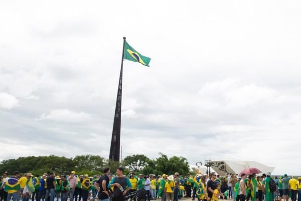 Imagem colorida mostra manifestantes bolsonaristas na Praça dos Três Poderes, em Brasília / Metrópoles