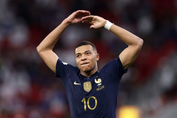 Mbappé comemorando