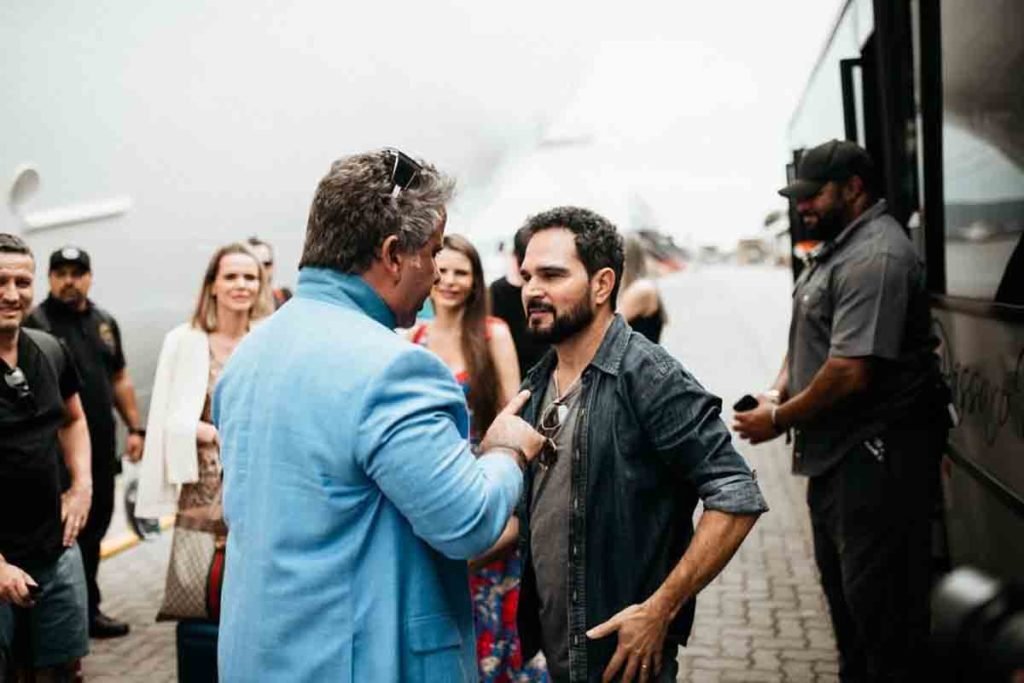 Foto colorida do Navio Zezé di Camargo & Luciano