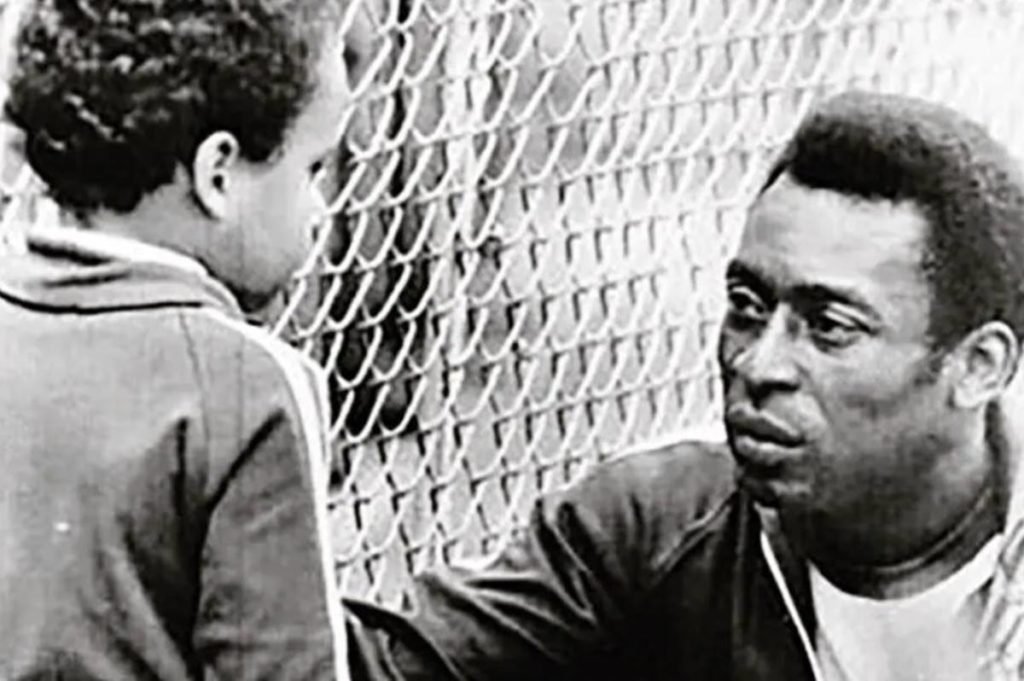 Foto preta e branca de Pelé e seu feilho Edinho ainda pequeno - Metrópoles