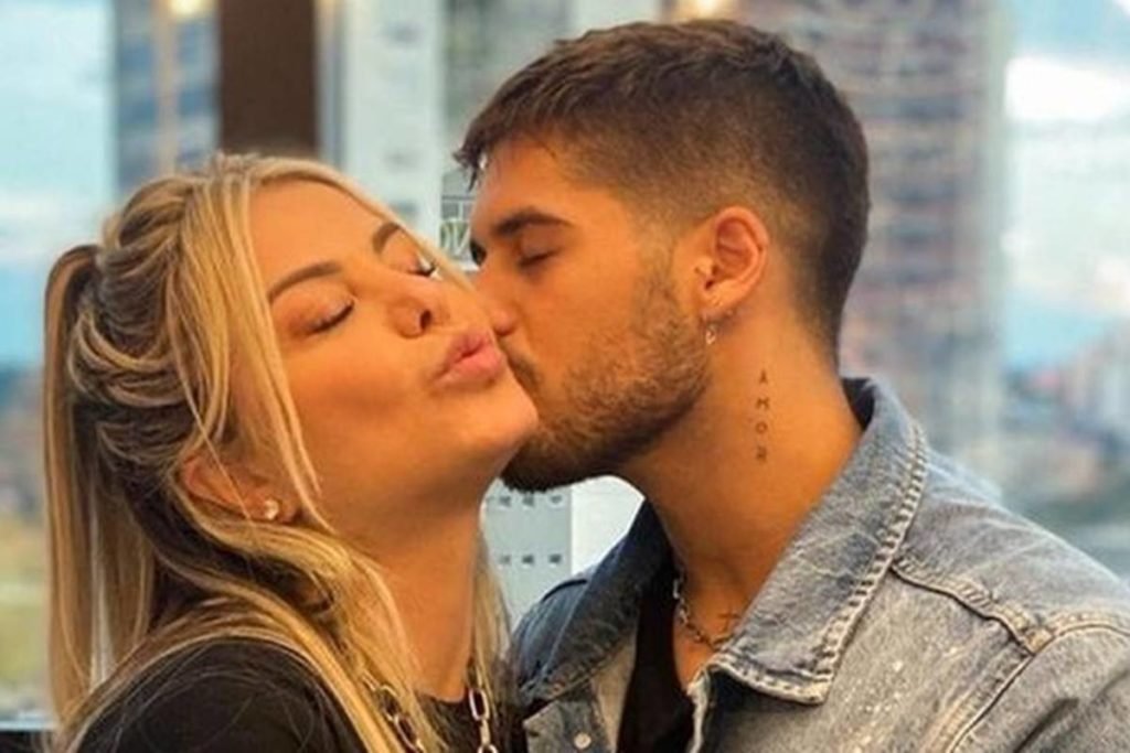 Foto colorida de Zé Felipe beijando a mãe Poliana Rocha - Metrópoles