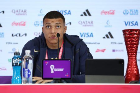 Imagem colorida mostra o jogador Mbappé dando entrevista durante a Copa do Mundo do Catar - Metrópoles