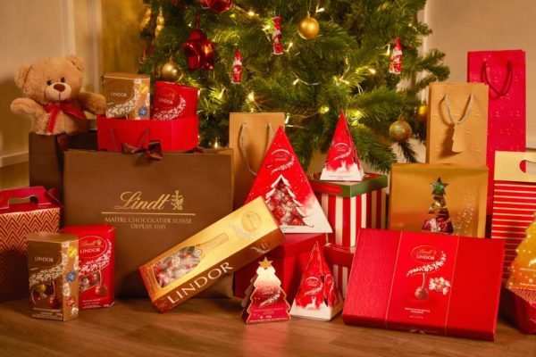 Na foto há produtos da marca de chocolate Lindt com enfeites de natal