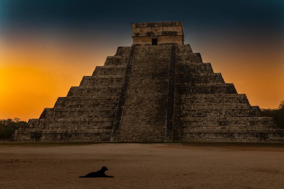 Foto colorida da ruína Maia de Chichén Itzá no México