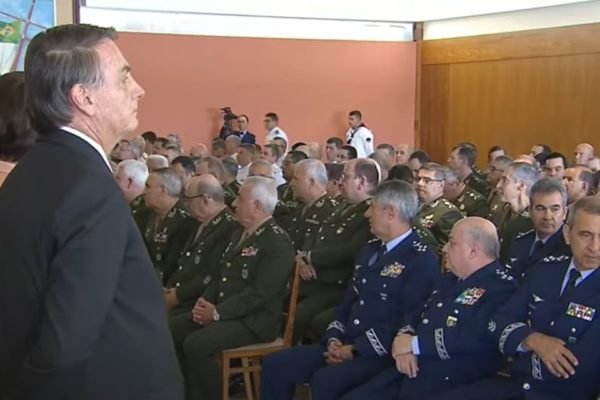Imagem colorida mostra o presidente Jair Bolsonaro de frente para militares - Metrópoles