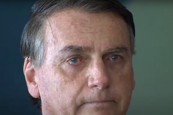 Imagem colorida mostra o presidente Jair Bolsonaro com os olhos marejados - Metrópoles