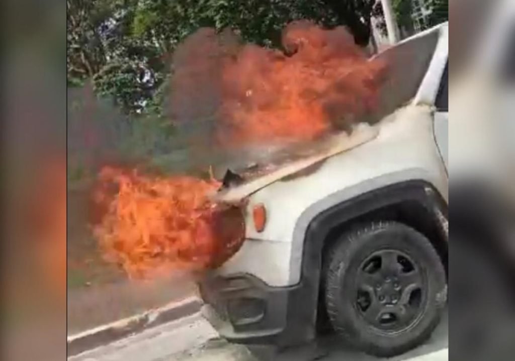 VÍDEO: Carro pega fogo no centro de Caxias do Sul