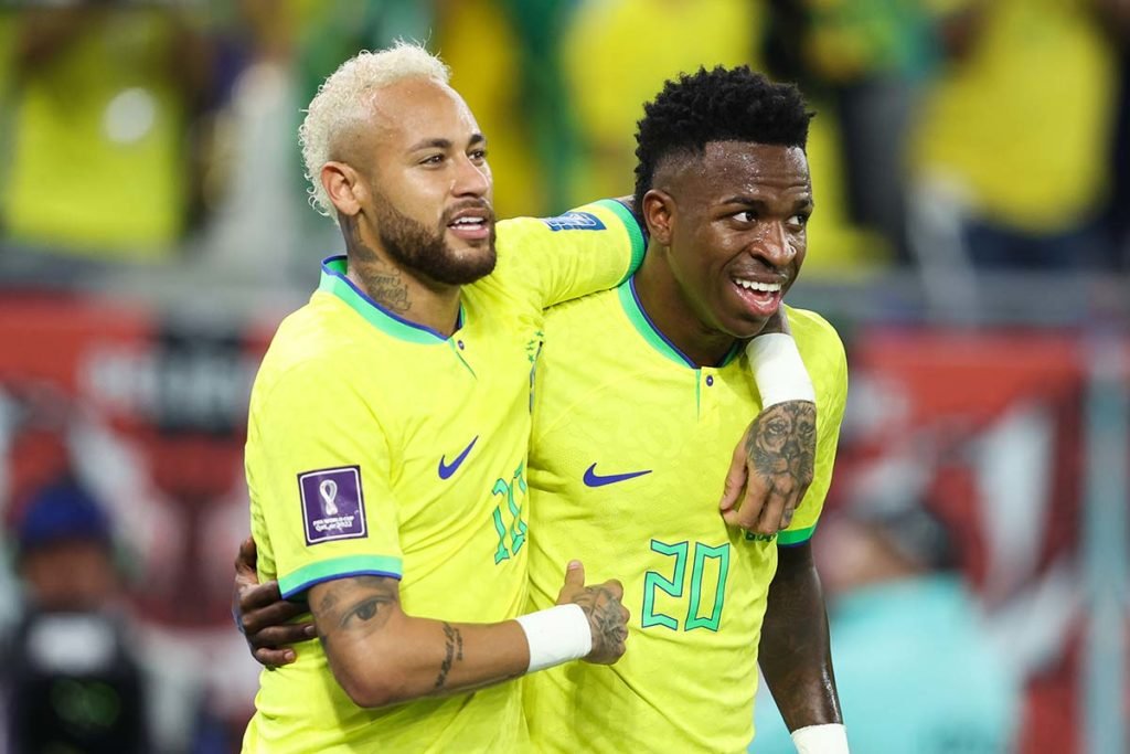 Vinicius Junior do Brasil comemora com Neymar depois de marcar o primeiro gol de seu time durante a partida das oitavas de final da Copa do Mundo da FIFA Qatar 2022 entre Brasil e Coreia do Sul no Estádio 974 em 05 de dezembro de 2022 em Doha, Qatar
