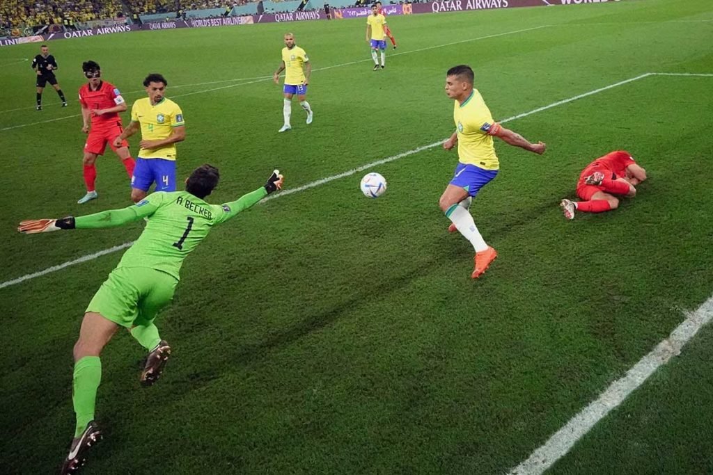 Alisson e Thiago Silva do Brasil defendem durante a partida das oitavas de final da Copa do Mundo da FIFA Qatar 2022 entre Brasil e Coreia do Sul no Estádio 974 em 05 de dezembro de 2022 em Doha, Catar