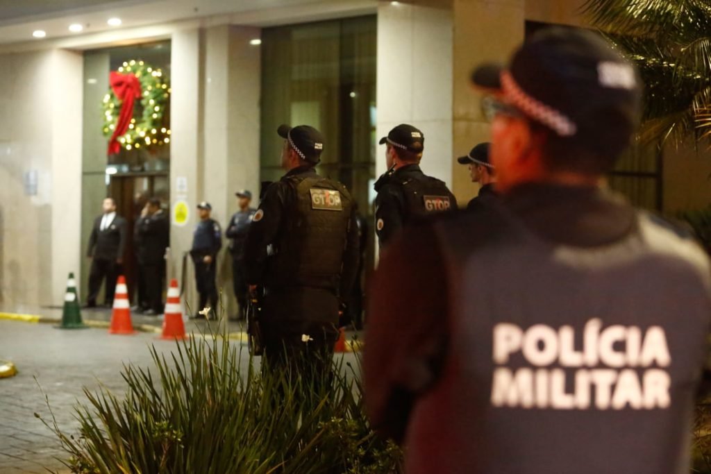 Imagem colorida mostra policiais militares do DF reforçando segurança em hotel onde Lula está hospedado. Bolsonaristas fizeram protesto no local - Metrópoles