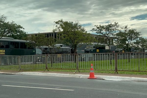 Vários ônibus da Força Nacional ocupa Esplanada dos Ministérios; VEJA VÍDEO AGORA! 2