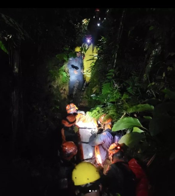 Bombeiros resgatam grupo em cachoeira