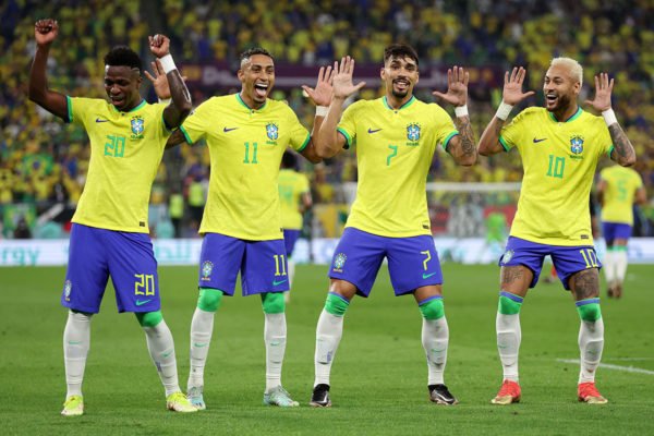 Os jogadores brasileiros Vini Jr., Raphinha, Lucas Paquetá e Neymar (da esquerda pra direita) fazendo dança de comemoração aos gols do Brasil no jogo contra a Coreia do Sul pelas oitavas de final na Copa do Mundo do Catar - Metrópoles