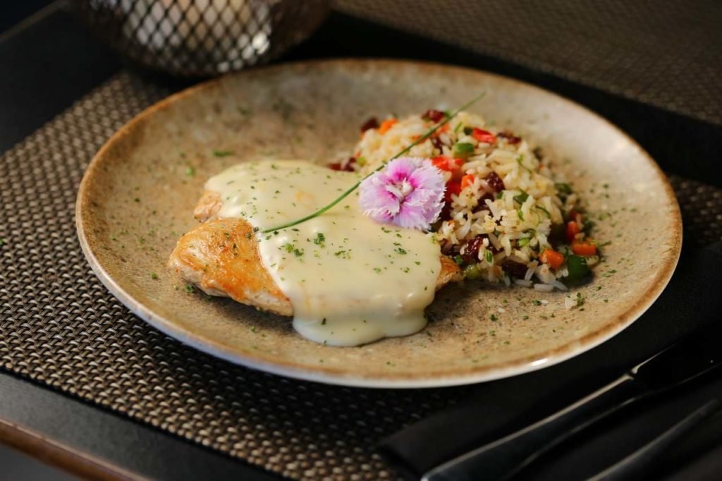 Na foto, um prato de comida em um fundo escuro - Metrópoles