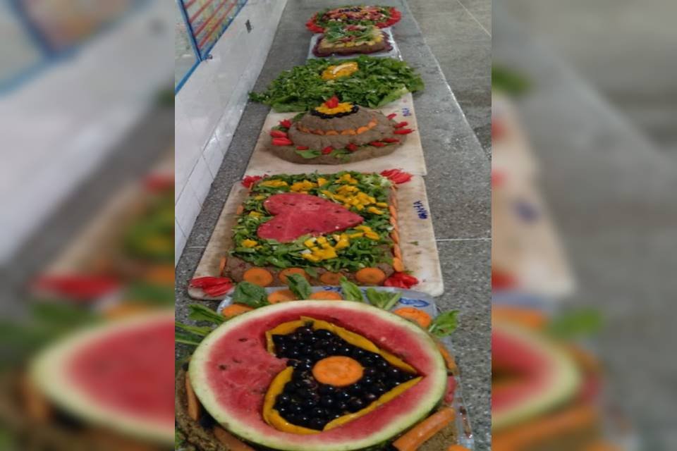 Mesa com frutas em formato de bolo