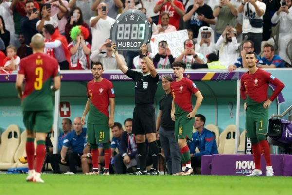 Cristiano Ronaldo começa jogo contra a Suíça no banco de reservas -  Superesportes