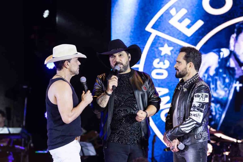 Foto colorida de Show de Zezé Di Camargo e Luciano em navio