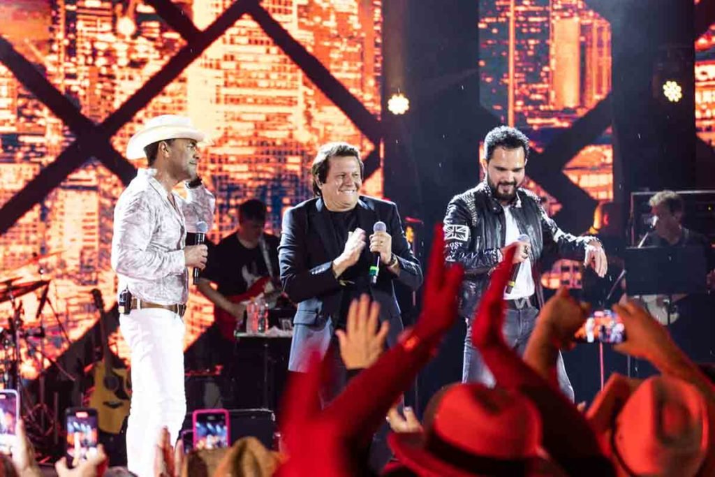 Foto colorida de Show de Zezé Di Camargo e Luciano em navio