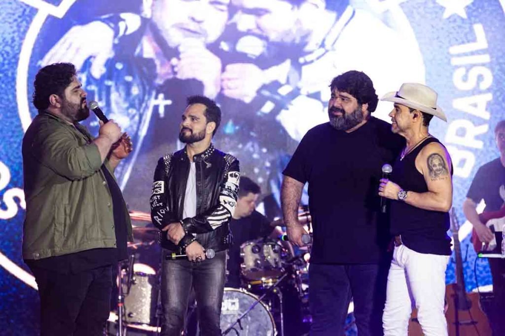 Foto colorida de Show de Zezé Di Camargo e Luciano em navio