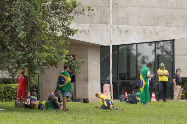 Manifestantes bolsonaristas se aglomeram em frente ao STJ