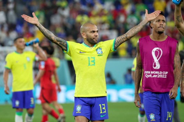 Dani Alves, do Brasil, comemora a vitória após a partida das oitavas de final da Copa do Mundo da FIFA entre Brasil e Coreia do Sul no Estádio 974 em Doha, Catar - Metrópoles