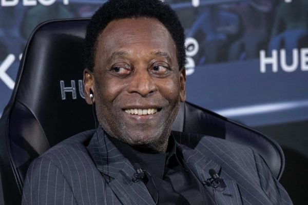 Papa Francisco revela que está rezando pela saúde de Pelé