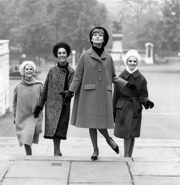 Foto para ilustrar curso. No registro, mulheres usam roupas dos anos 1960 /Metrópoles