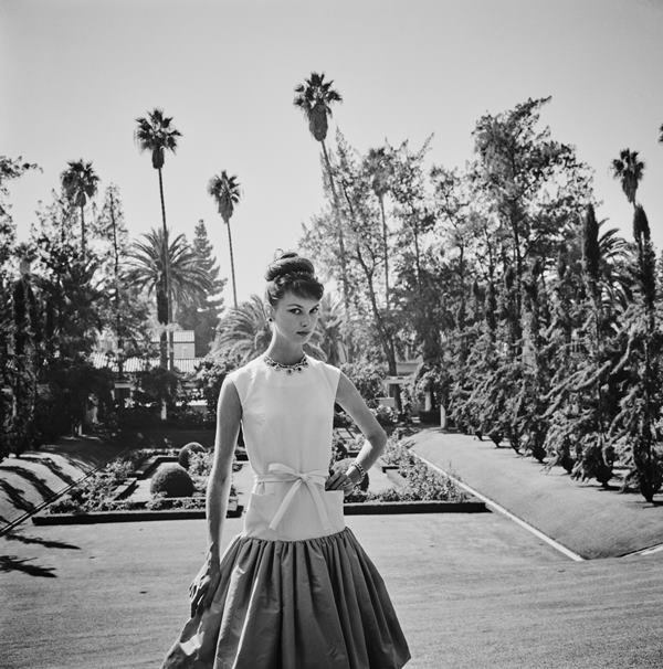 Foto para ilustrar curso. No registro, mulher usa roupa dos anos 1960 /Metrópoles
