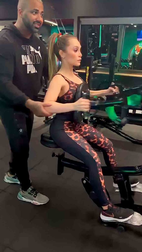 Fotos coloridas de Carla Diaz e Cássio Fidlay