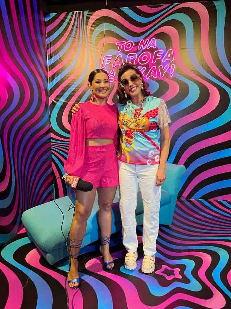 Foto colorida de Thaynara Og e Narcisa na Farofa da Gkay