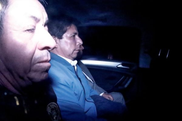 Imagem colorida mostra homem de terno azul no centro. Ex-presidente Pedro Castillo é preso no Peru após tentativa de golpe - Metrópoles