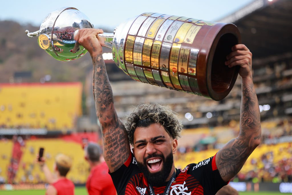 Imagem colorida mostra Gabigol levantando a taça da Libertadores - Metrópoles