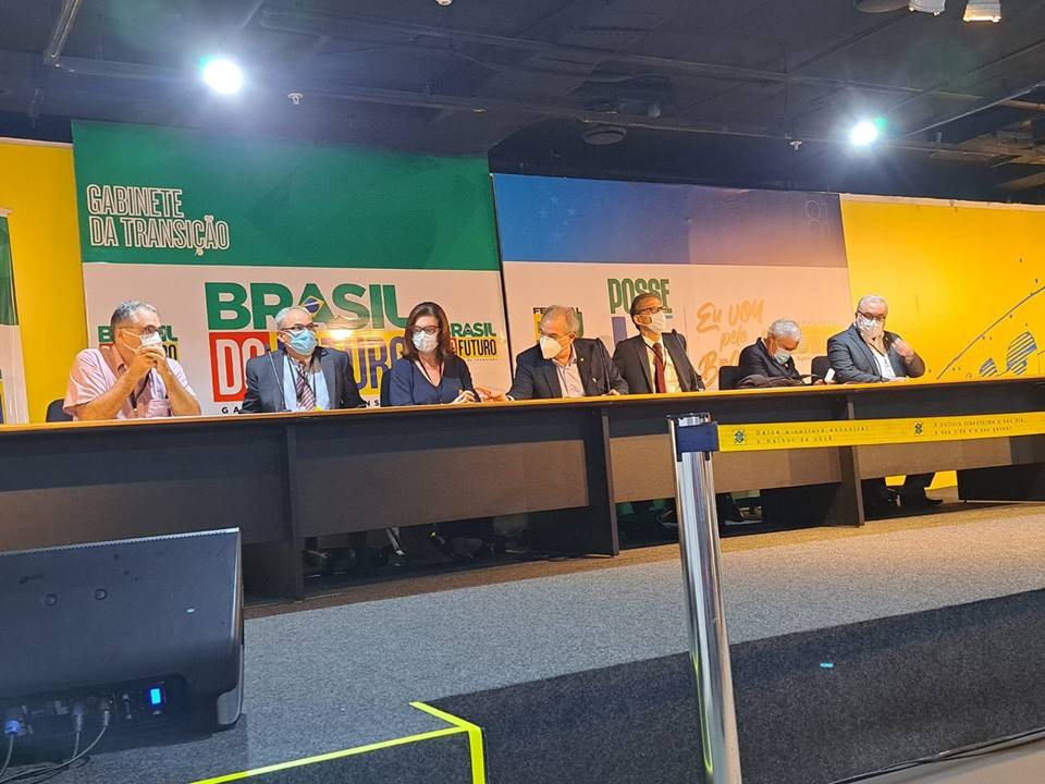 Foto clorida de coletiva da equipe de transição no CCBB