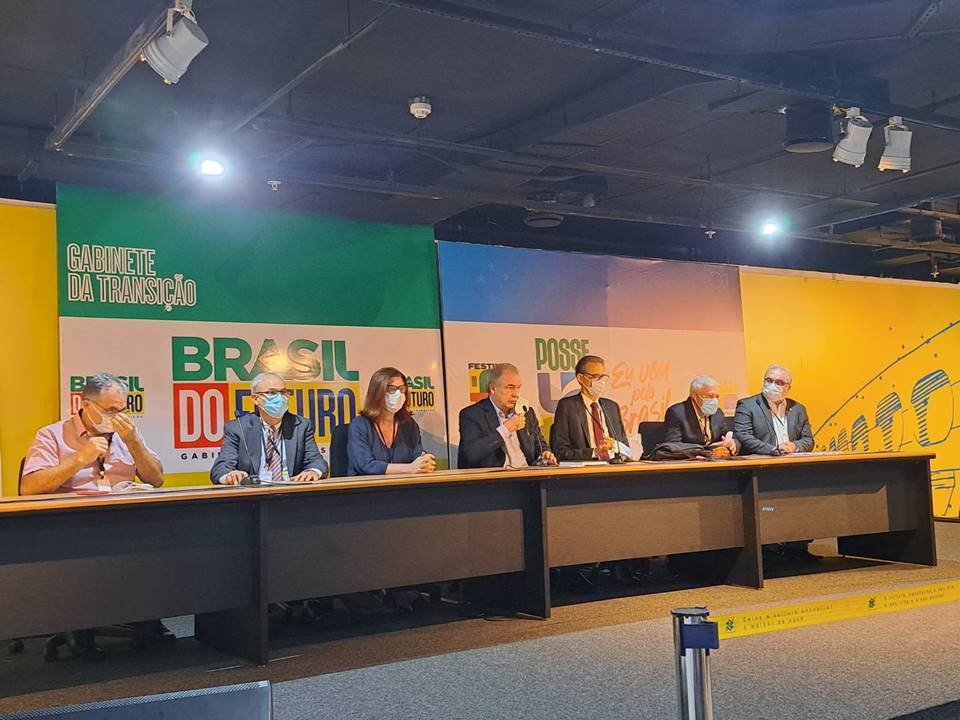 Foto clorida de coletiva da equipe de transição no CCBB
