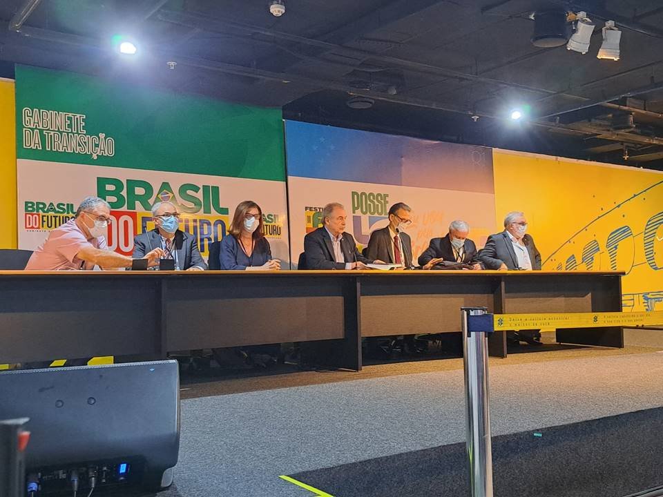 Foto clorida de coletiva da equipe de transição no CCBB