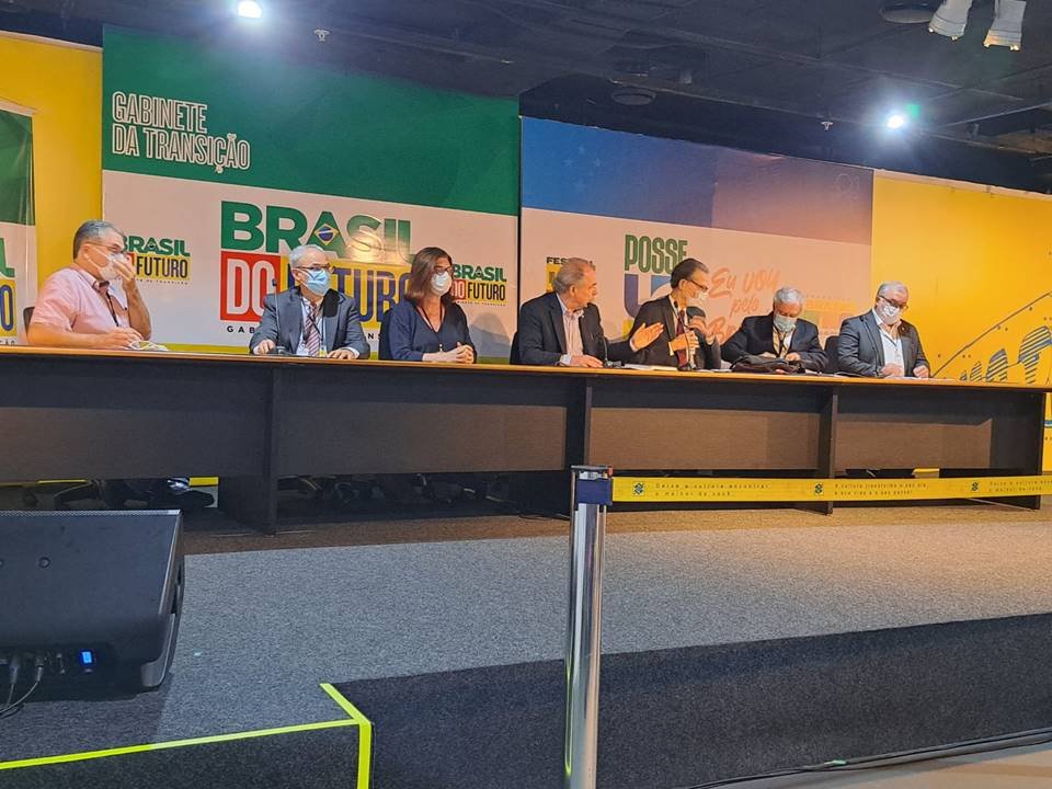 Foto clorida de coletiva da equipe de transição no CCBB