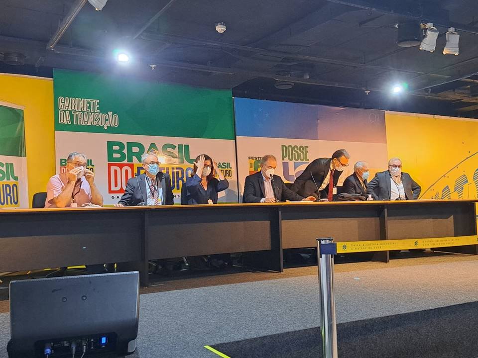 Foto clorida de coletiva da equipe de transição no CCBB