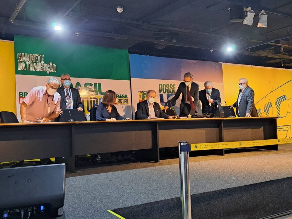 Foto clorida de coletiva da equipe de transição no CCBB