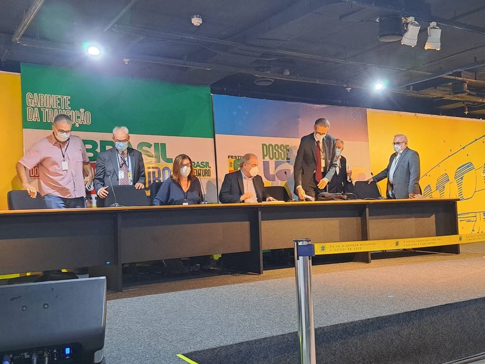 Foto clorida de coletiva da equipe de transição no CCBB