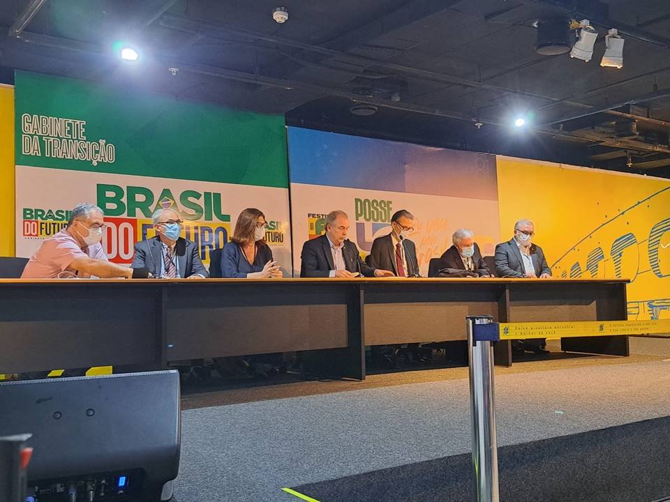 Foto clorida de coletiva da equipe de transição no CCBB