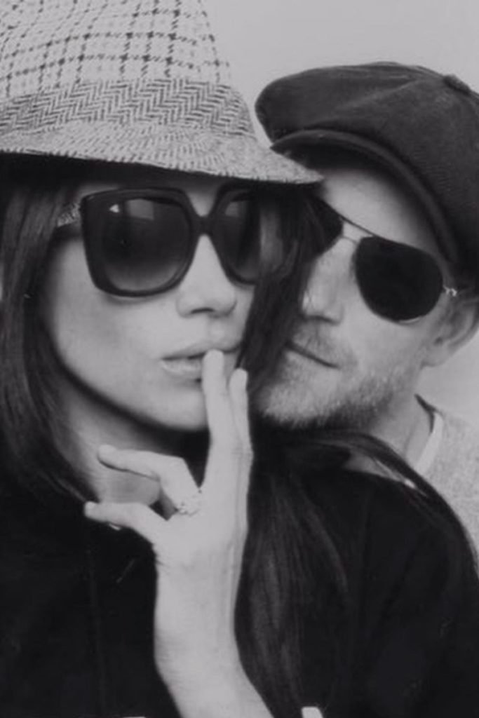 Foto em preto e branco de mulher e homem com chapéus e óculos escuros - Metrópoles