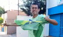 Homem raga bandeira brasil