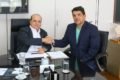 Robson Cândido, delegado-geral da PCDF que permanecerá no cargo no segundo mandato do governador Ibaneis Rocha.  Na imagem, eles aparecem apertando as mãos sentadas em mesa de reunião - Metrópoles