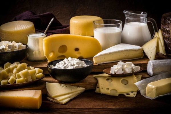 Foto colorida de leite e queijos-Metrópoles